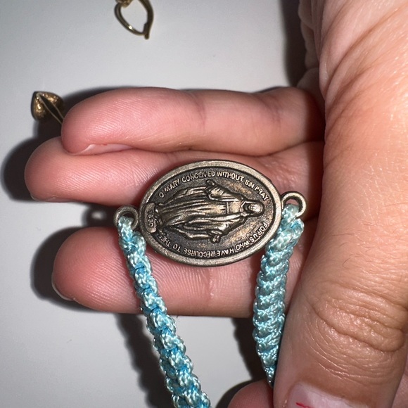 Mother Mary Pull String Bracelet - Picture 4 of 5
